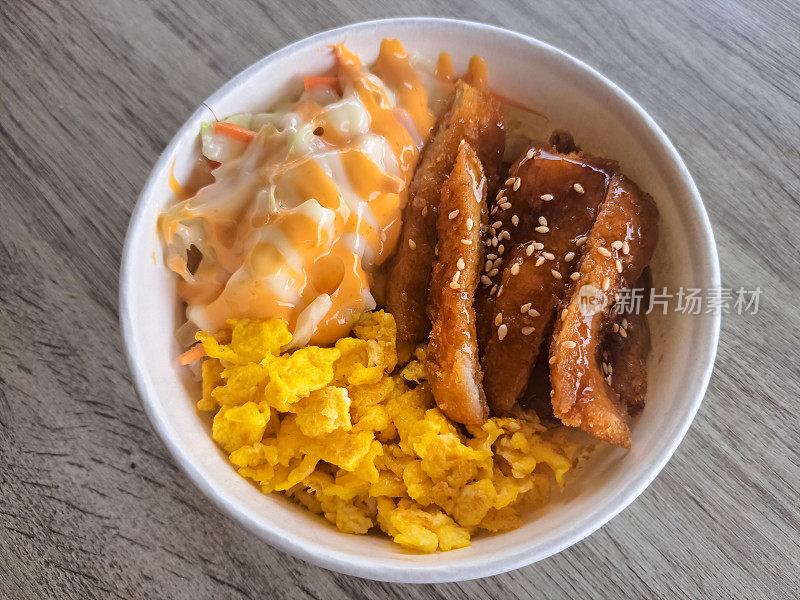 美味的纸杯鸡羹米饭碗。配煎蛋和腌菜。食品菜单。