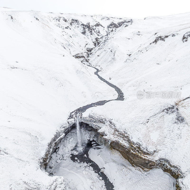 冰岛火山河峡谷，冬季有瀑布Kvernufoss