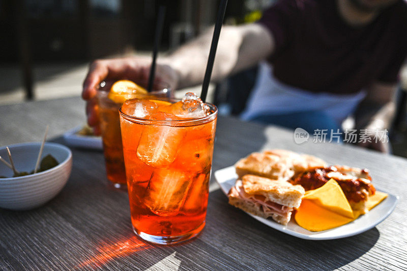 在户外咖啡馆喝鸡尾酒。