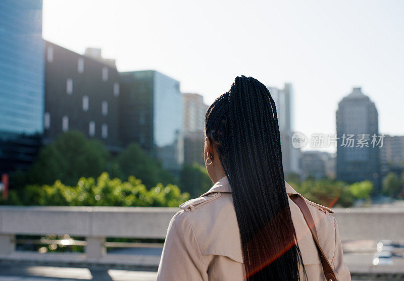 从后面看，黑人妇女和旅行工作在纽约市的工作和职业机会。女性，员工和户外的早晨在街上或桥上思考和沉思