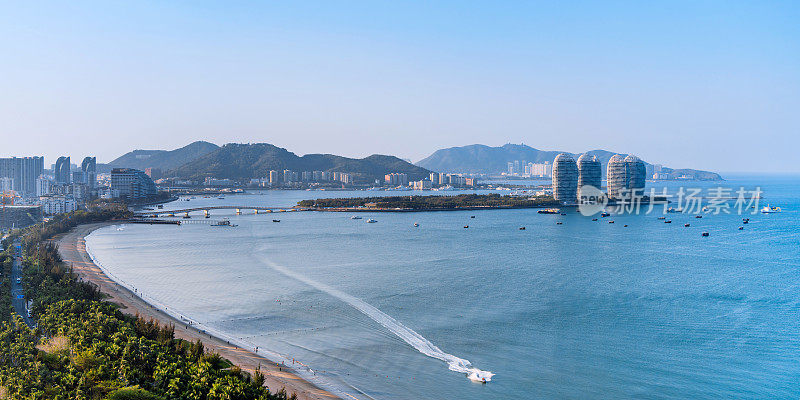 中国海南三亚凤凰岛三亚湾海岸线高角度风景