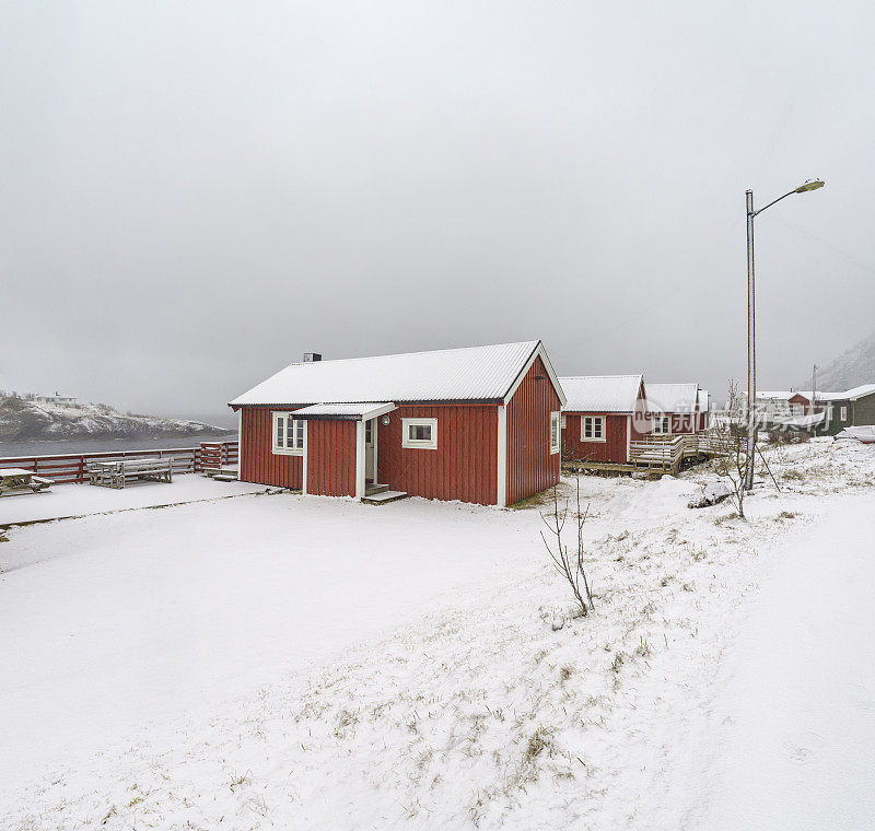 大雪覆盖了小屋和地面。