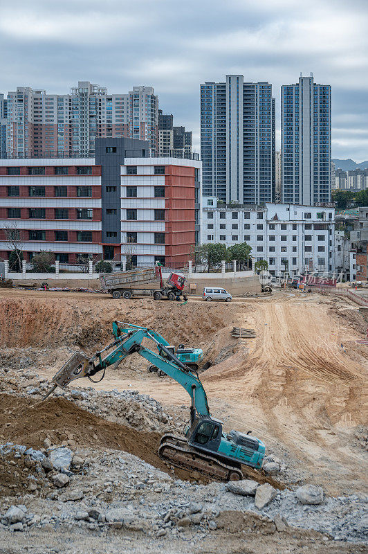 有垂直停车机器和远处城市建筑的建筑工地