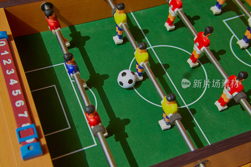 桌上足球。一款桌面足球游戏的特写，运动棋盘游戏