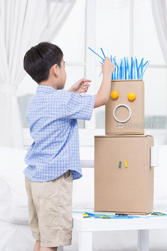 小男孩手工制作玩具机器人