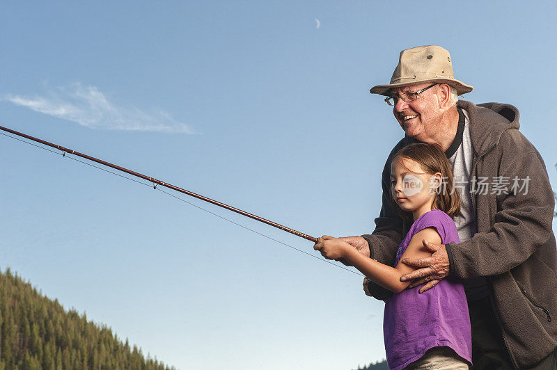爷爷和孙女钓鱼