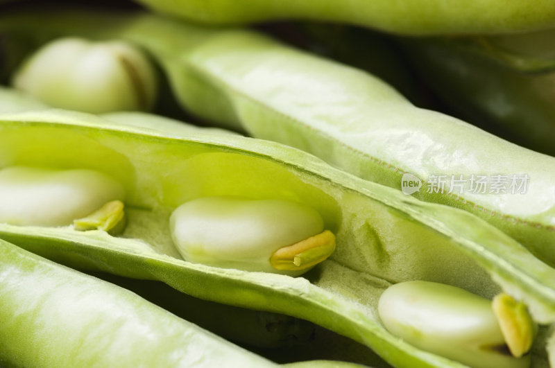 新鲜的绿色蚕豆在打开的豆荚
