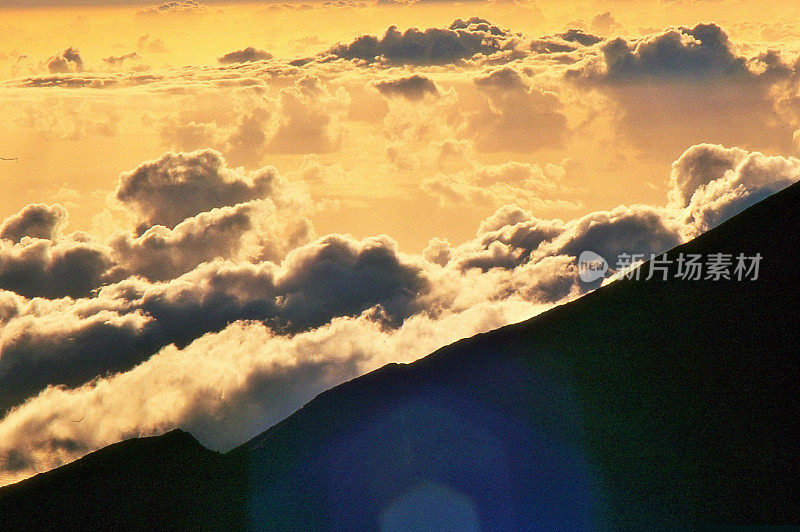 日出透过云层