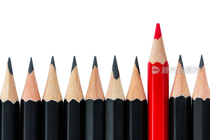 一排黑铅笔，中间是一支红铅笔
