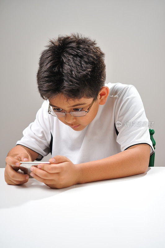 男孩玩便携式视频游戏机