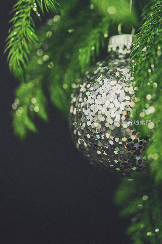 圣诞树上闪闪发光的银色圣诞装饰品