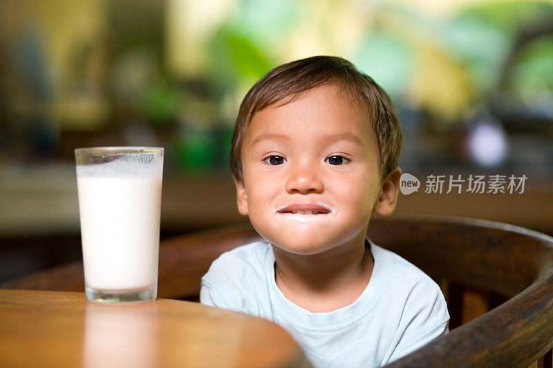 婴儿喝牛奶