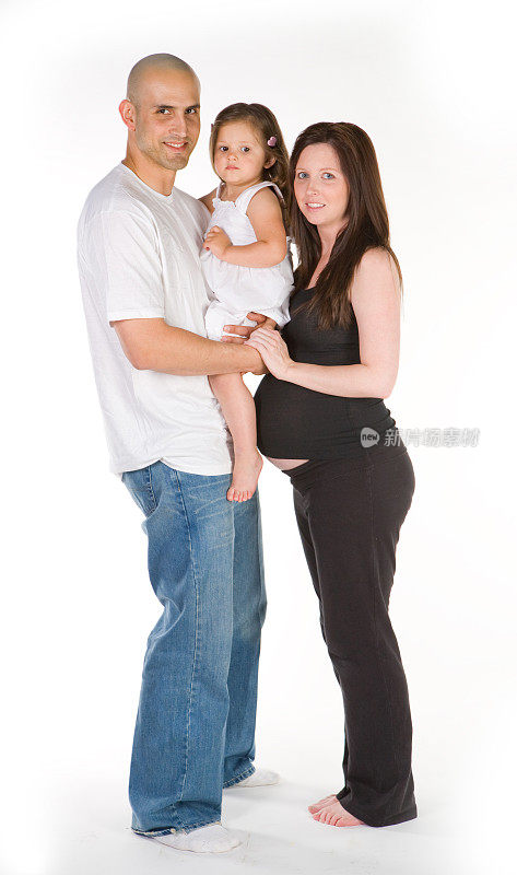 怀孕的母亲与丈夫和女儿