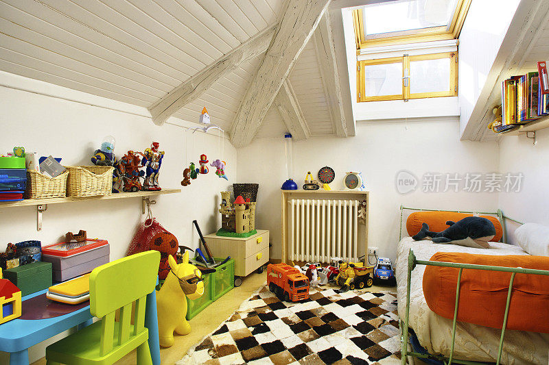 孩子们的房间和玩具在一个现代化的mansarded房子