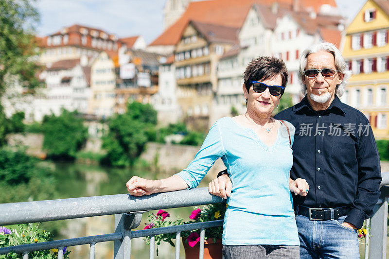 老年夫妇享受他们的旅程Tübingen，德国