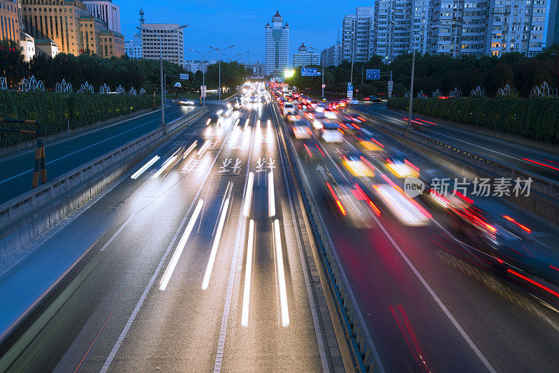 多车道高速公路夜间高峰时段的交通状况