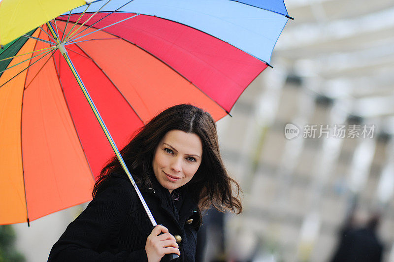 美丽的购物者与她的伞