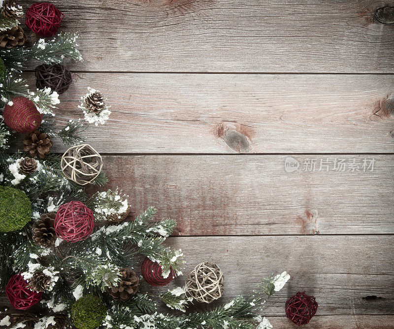 圣诞花环花环边界上的一个木材背景