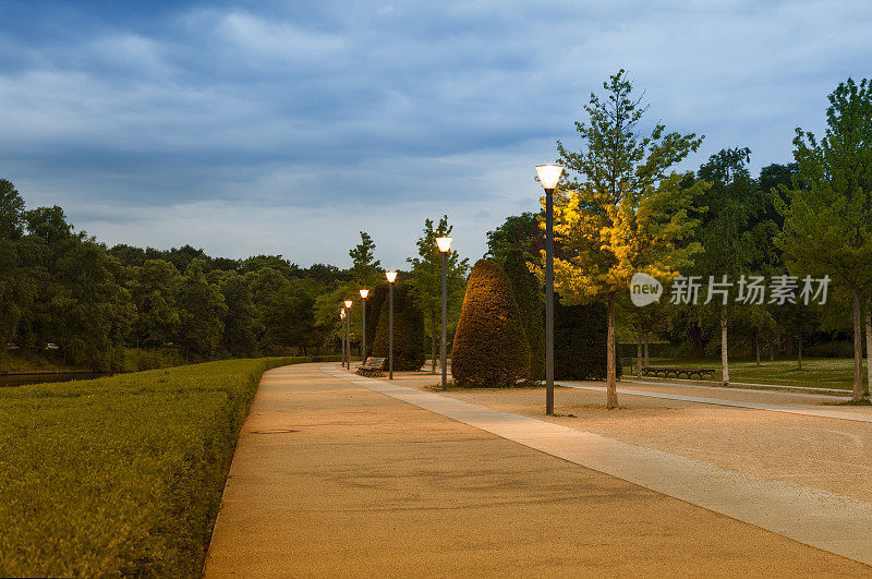 黄昏时空旷的木板路和壮观的天空