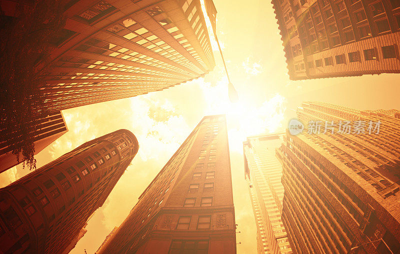 日落时分的金色曼哈顿摩天大楼