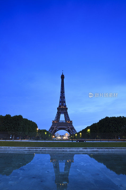 参观埃菲尔铁塔,巴黎