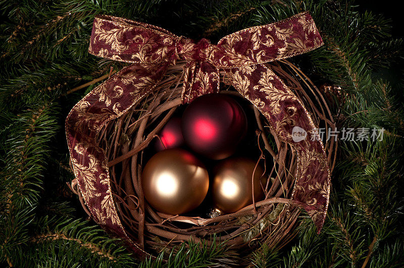 采购产品红色和金色的玻璃圣诞球装饰嵌套在花环