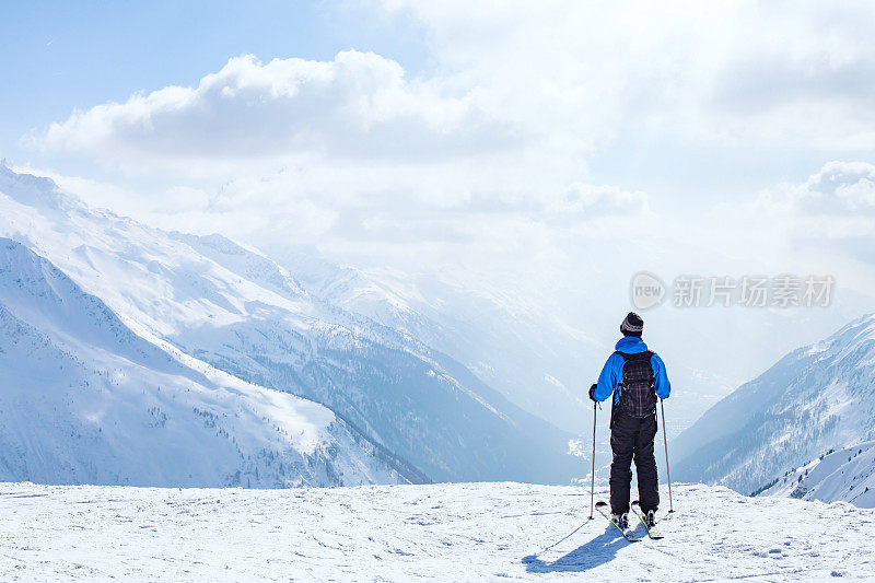 滑雪背景，滑雪者在美丽的山景