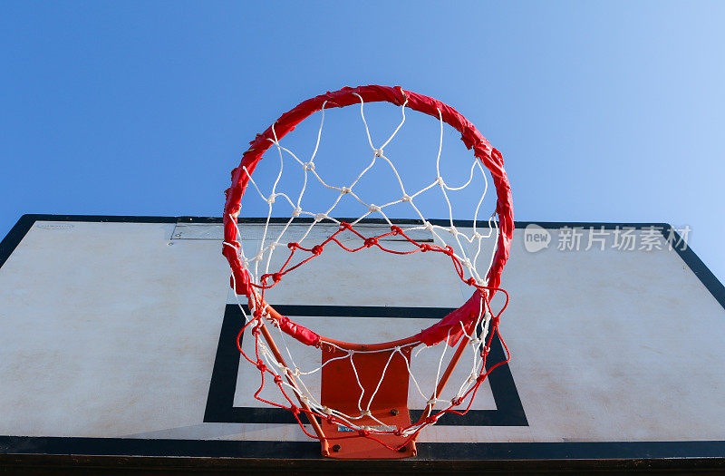 篮球篮和球场与木白色的背板