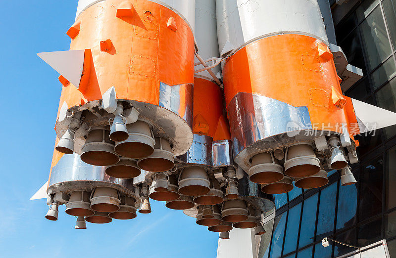 蓝天背景下的太空火箭发动机细节