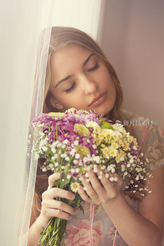 年轻女子与春天的花朵