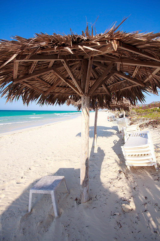 古巴海滩上的草伞