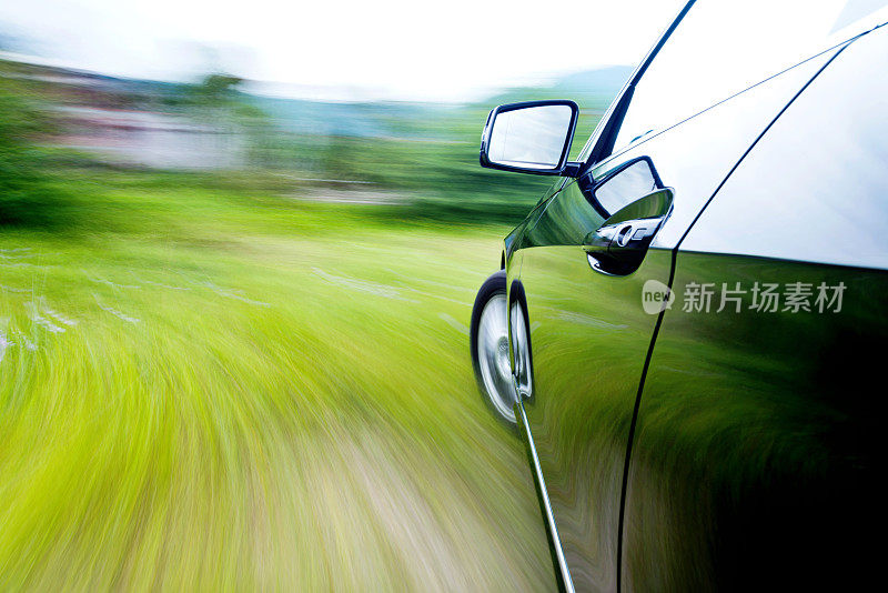 汽车在乡村公路上快速行驶