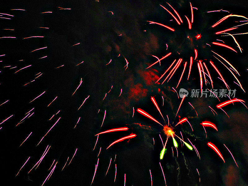 7月4日在黑色天空的烟火庆祝活动