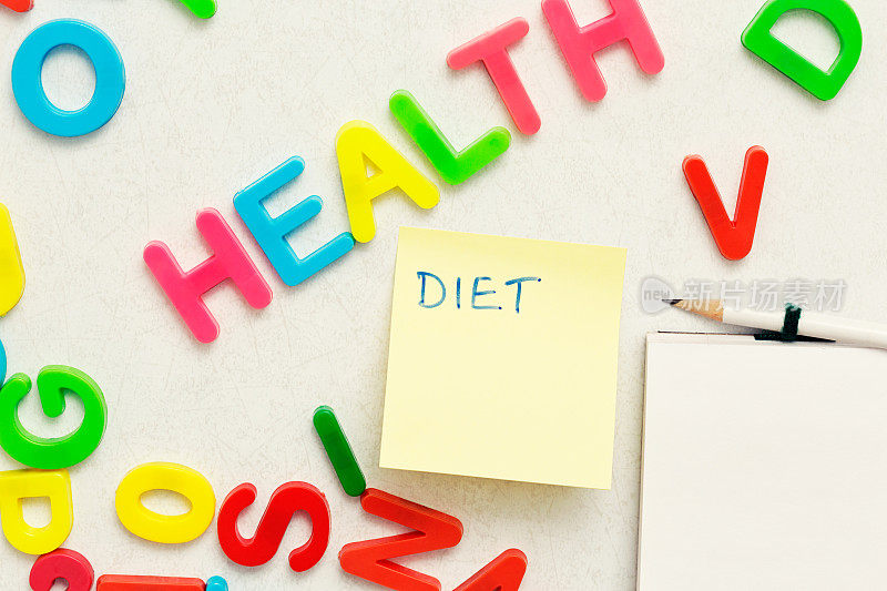 冰箱门上写着“饮食”，磁性字母写着“健康”