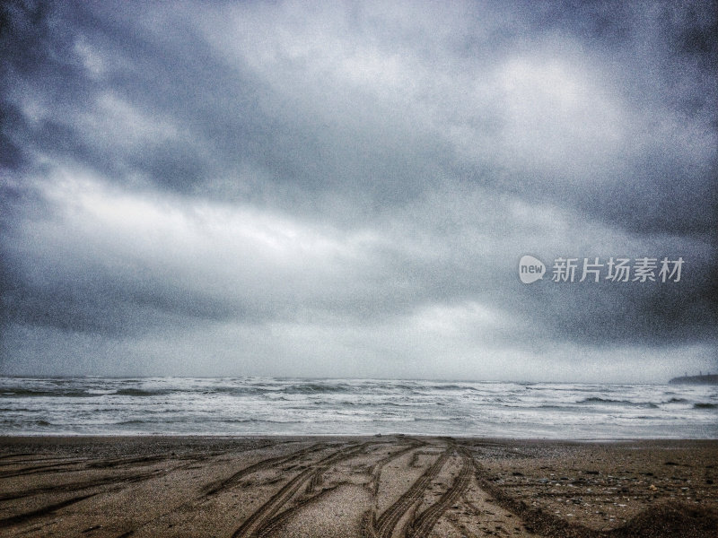 暴风雨的海滩