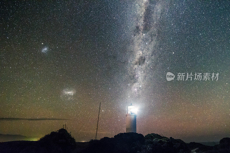 灯塔上方的银河