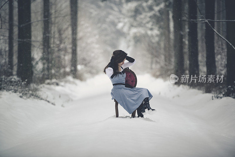 年轻女子红色复古椅子雪地森林