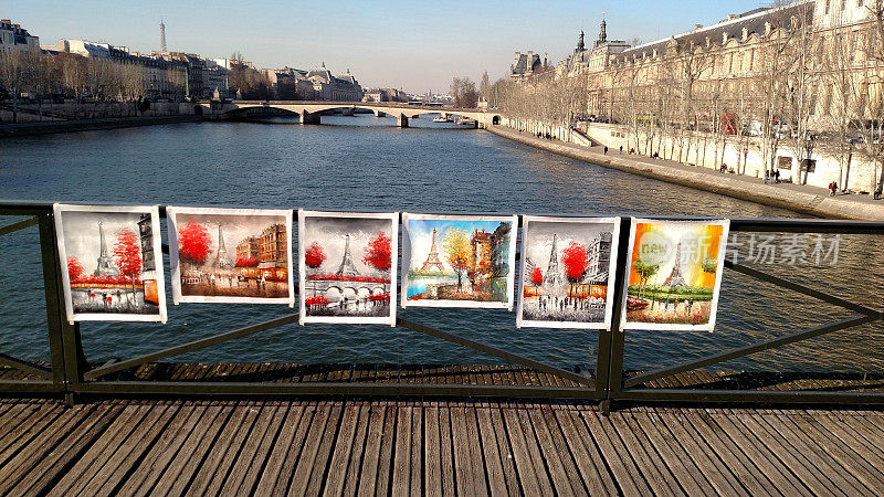 法国巴黎卢浮宫附近的艺术桥塞纳河