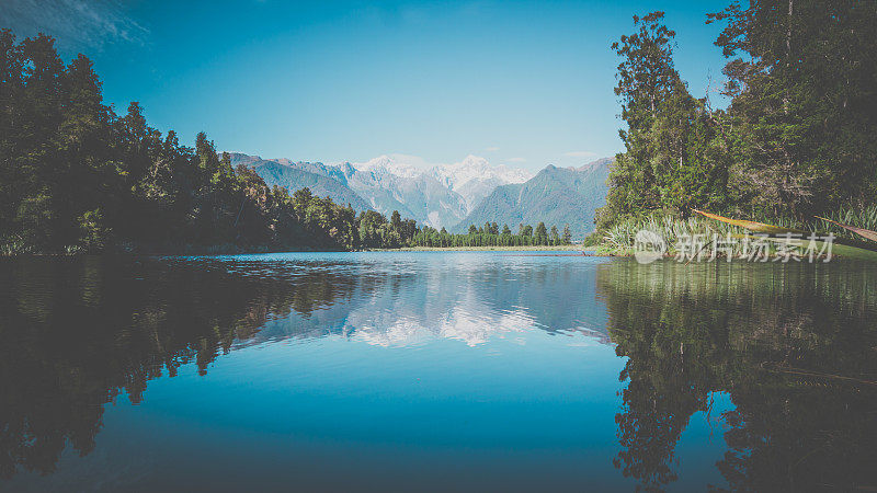 湖Matheson反射景观全景，新西兰，南岛