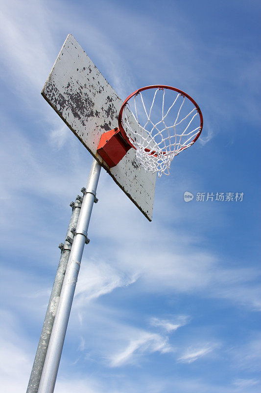 篮球网映衬着美丽的天空