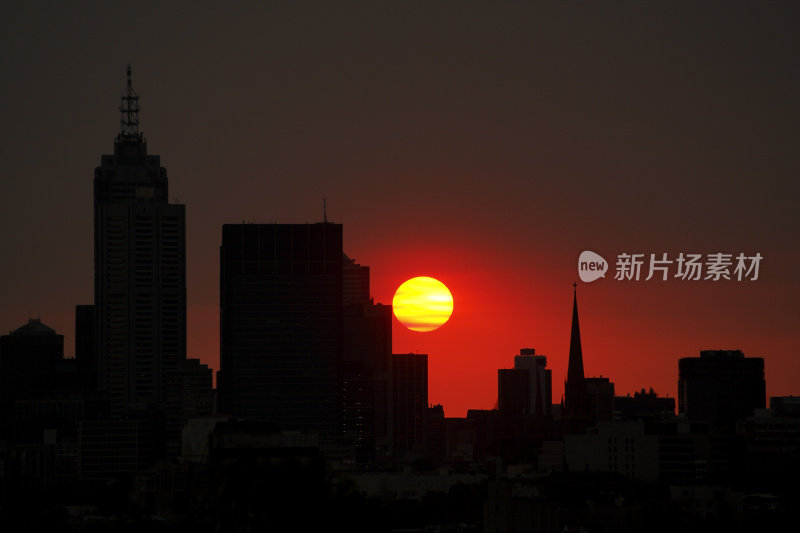 夏日的大红日掠过城市的剪影