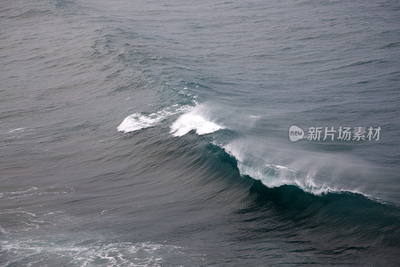 海浪，台湾东部的海岸线，海浪拍打着台湾的海岸