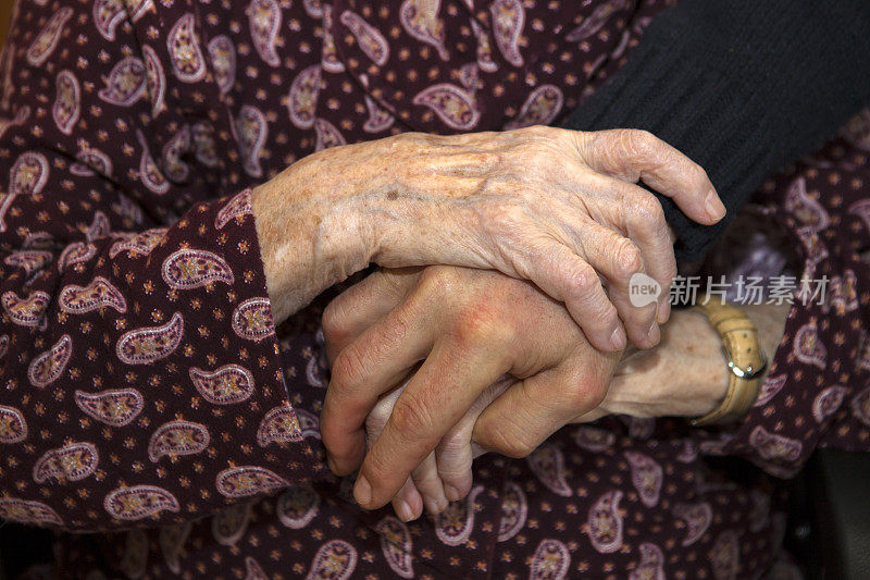 老妇人布满皱纹的双手。