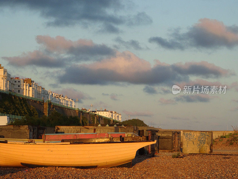 日落在布莱顿海滩上的船，房子，涂鸦