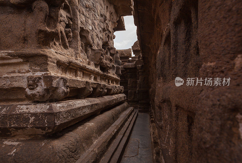 马哈巴利普兰，印度-海岸寺庙内部通道