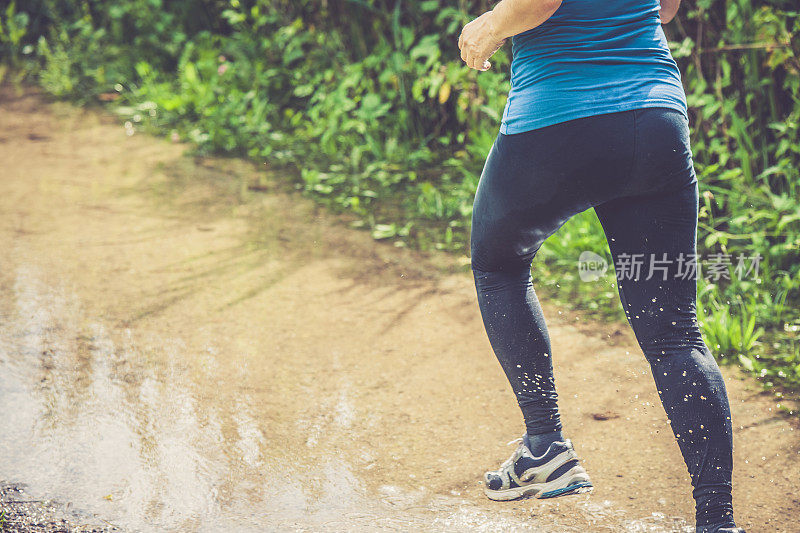 高加索老年妇女在雨中奔跑地中海活跃老年人