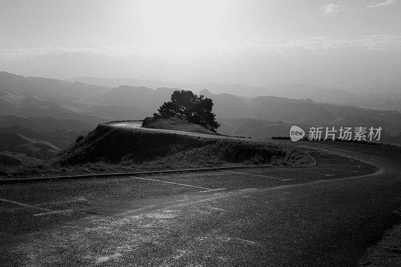 夕阳在蜿蜒的山路上