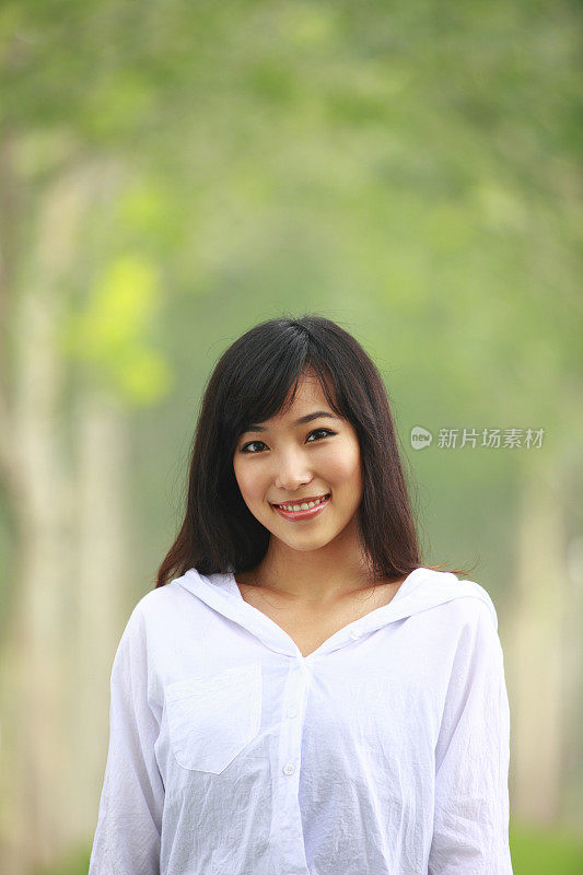 年轻漂亮的亚洲女人对着镜头微笑
