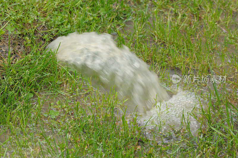 水管破裂