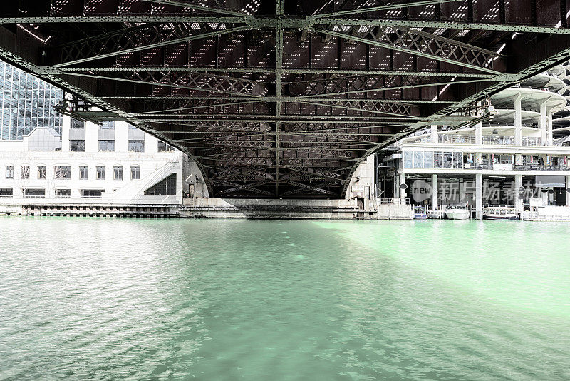 横跨芝加哥河的迪尔伯恩街大桥地下